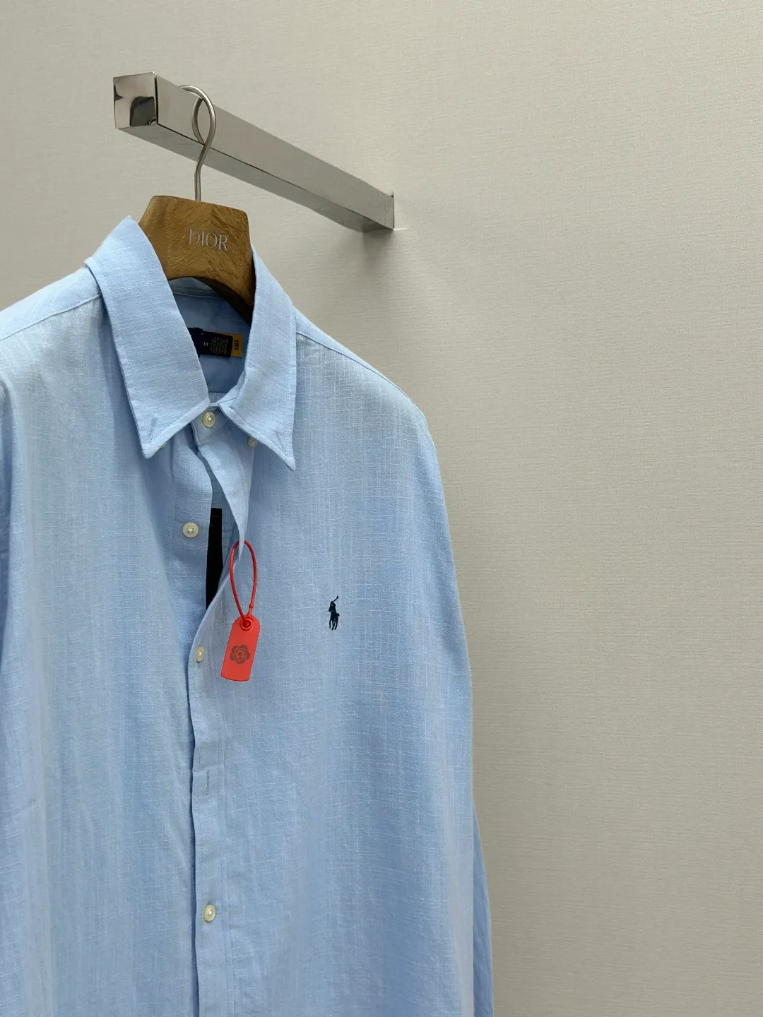 P400 Ralph Lauren embroidered linen shirt. Selected high-quality linen material with natural texture and breathability. Tight and smooth, comfortable and close to the skin. Stunning appearance in a clear light blue. The iconic pony embroidery is like a smart note jumping on the elegant canvas. Simple but highly recognizable. The ingenious design of the outer pleated split back shoulder adds a sense of agility and detachment. The minimalist shape contains the soul of fashion. Process 1: Adopting imported machine embroidery technology and using advanced computer control systems and precision mechanical components to achieve the iconic pony embroidery operation with high precision and smooth and delicate lines. Process 2: Using the side-turn buried clamp sewing process, which is smooth and tidy. Process 3: The fabrics have been washed and have a better hand feel. Not easy to deform, not easy to shrink, not easy to fade, and maintain long-term beauty. Accessories: Customized 1:1 thick plate resin buckle Customized 1:1 Ralph Lauren trademark Fit: Loose fit Size: S M L XL Style number: 25246-B20